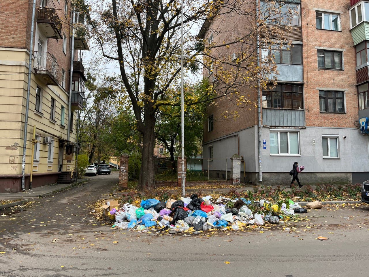 Полтавці зносять сміття на вулицю УПА