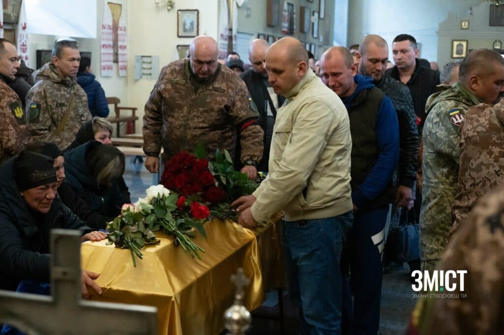 Захисників проводять в останню путь