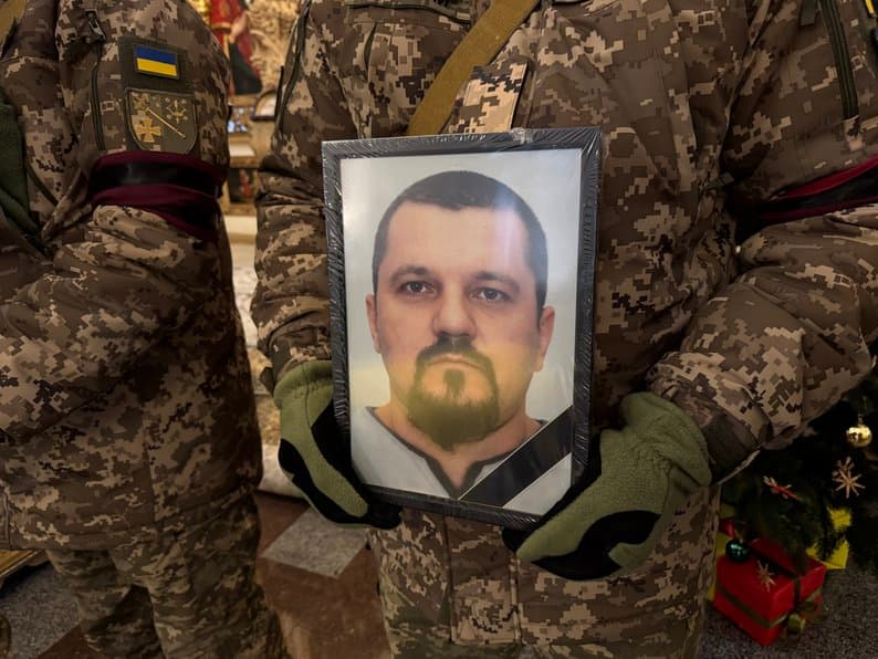 Солдат Олександр Дворяшин 