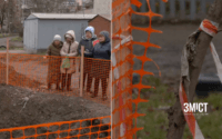 Провалля у дворі. Жителі Браїлок просять гроші на ремонт колектора, але міська рада не поспішає