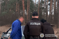Затриманому під Полтавою чоловіку загрожує до 7 років вʼязниці за перевезення зброї 