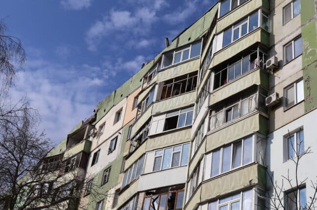 «Потім були вогонь, крики та плач». Репортаж з будинку Полтави, куди влучив «Шахед»