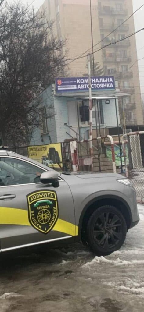 Автомобіль фірми «Кольчуга» зафіксував Артемʼєв біля комунальної стоянки