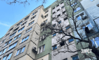 «Наш будинок в аварійному стані». Мешканці пошкодженої дроном багатоповерхівки в Полтаві вимагають ремонт