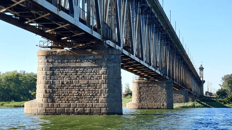 Крюківський міст через Дніпро у Кременчуці.