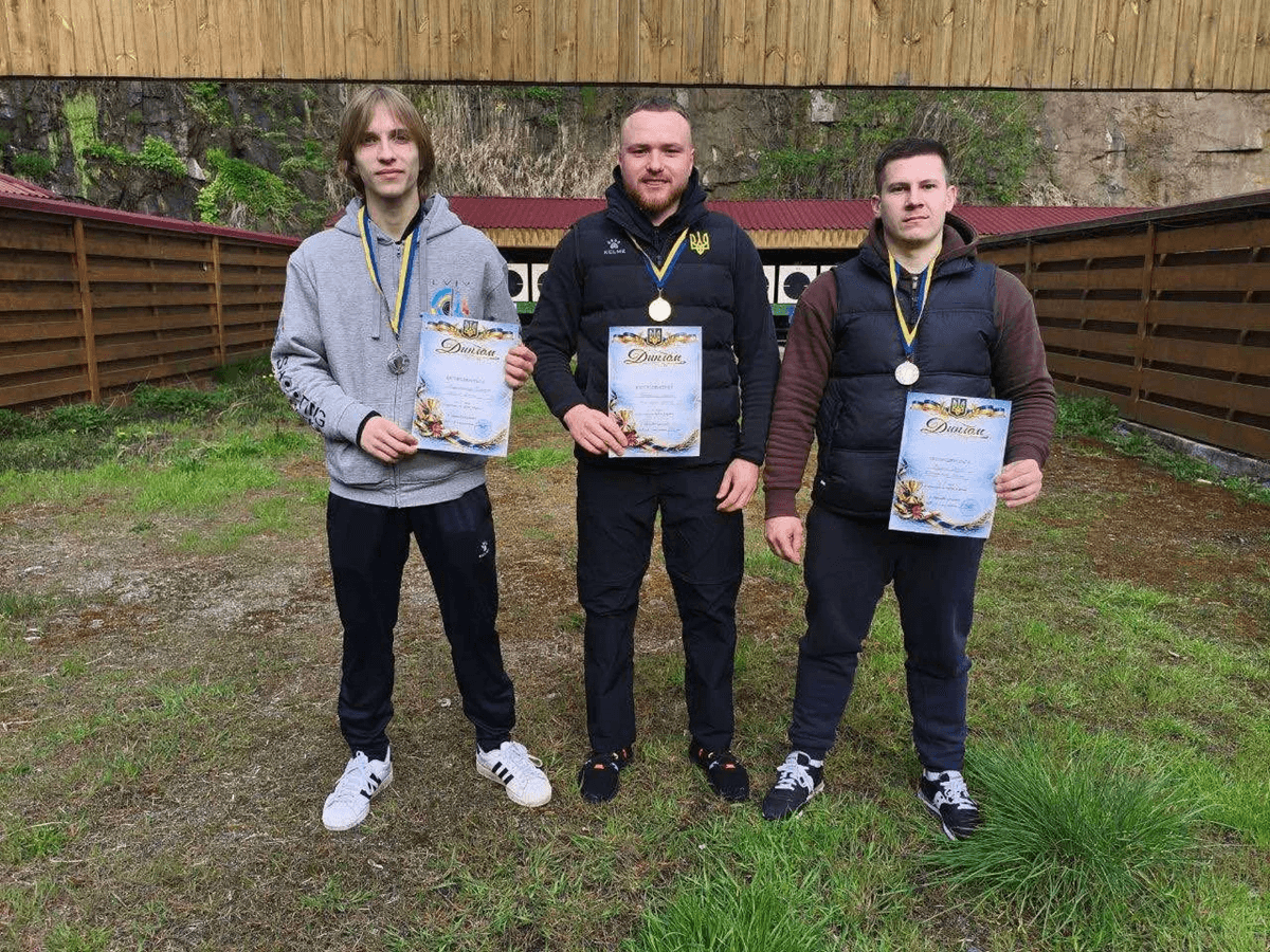 Максим Городинець (посередині)