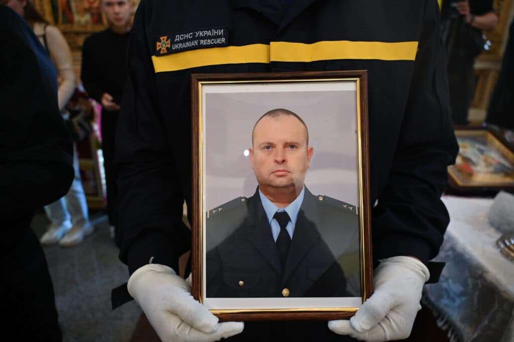 Полтава прощалася із загиблими рятувальниками Віктором Кузьменком та Дмитром Скрилем. Прошання відбулося 5 травня.