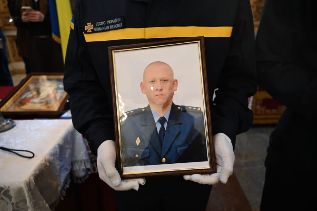 Полтава прощалася із загиблими рятувальниками Віктором Кузьменком та Дмитром Скрилем. Прошання відбулося 5 травня.