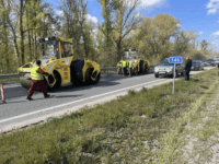 Дорожники завершують укладання нового асфальту на виїзді з Полтави