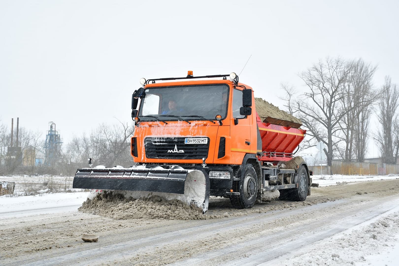 Розчищення доріг Полтавщини від снігової каші. Ілюстративна світлина