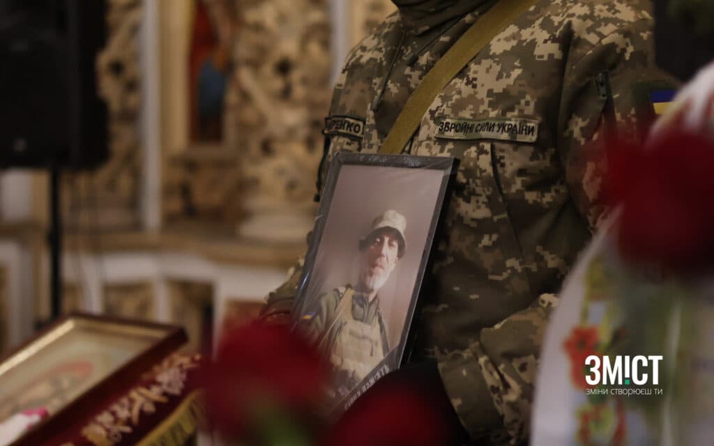 Прощання в Полтаві. Олександр Жадінець на щиті