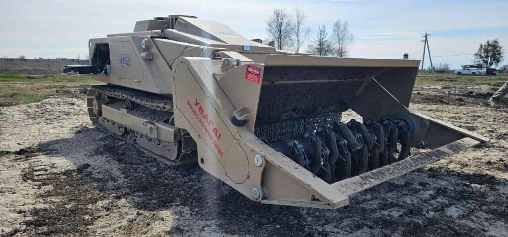 На полігоні перше випробували роботизованну систему механізованого розмінування DOK-ING MV-4. Машину повністю зібрали в Україні ТОВ «А3Тек» за технологією та у співпраці з хорватською компанією Dok-Ing Україна.