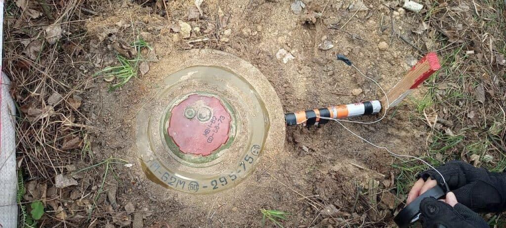 Команда Центру гуманітарного розмінування, яка 24/7 продовжує працювати над очищенням українських земель від вибухонебезпечних предметів, які залишили за собою окупанти