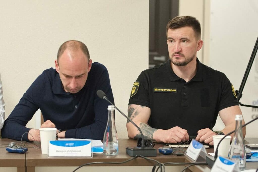 «Ми спілкувалися щодо гуманітарного розмінування і дійшли висновку: нам потрібні роботизовані системи, які можуть допомогти саперам більш безпечно виконувати роботу», – каже Ігор Федірко. На фото – з колегою (Світлина з особитого архіву)