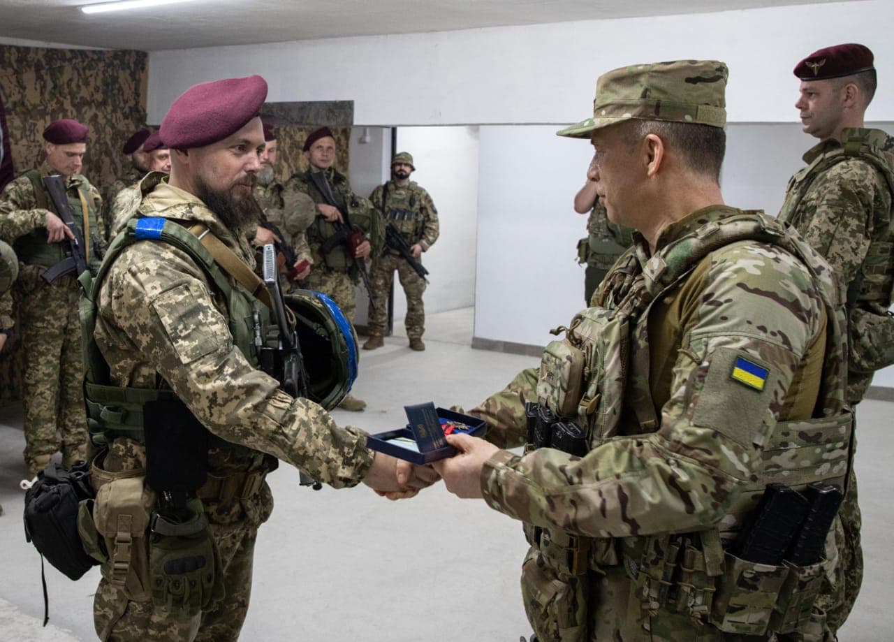 Василь Федій отримує медаль.