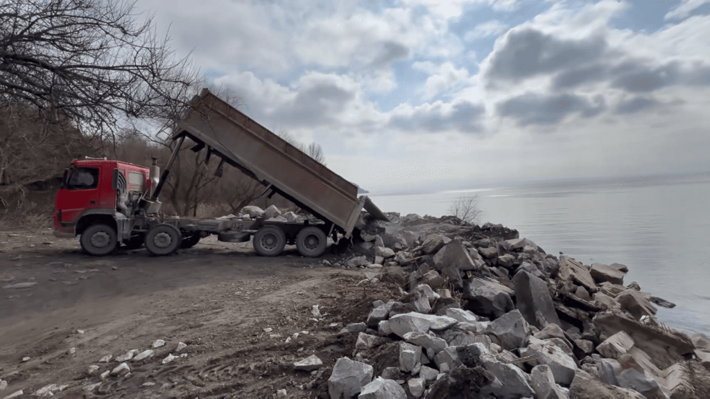 Укріплення дамби на березі Кременчуцького водосховища, на яке виділяють гроші з екофонду Полтавщини