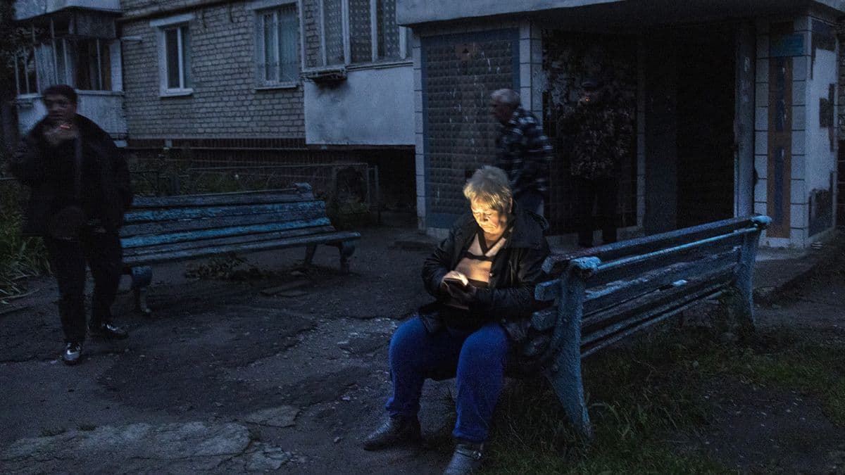 Під час відключень світла погіршується мобільний зв’язок. Ілюстративна світлина