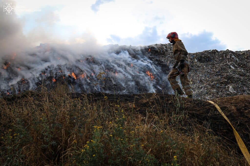 Рятувальники гасять пожежу