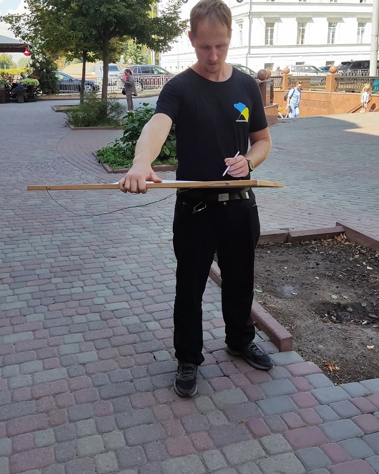 Максим Макуха оцінює пустоти уц центрі, де вирубали дерева