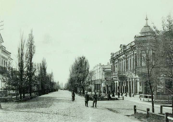 Історичне фото вул. Соборності на місці входу в перехід. Праворуч готель «Гранд Отель» з магазинами, кінець ХІХ ст. Ліворуч Реміснича управа. Джерело «Стара Полтава»