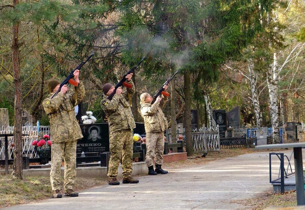 Дмитро Бонь повернувся на щиті 14 січня, повідомив Перший відділ Кременчуцького РТЦК та СП Горішньоплавнівський. Дмитро Бонь поліг у бою. Прощання відбулося у Горішніх Плавнях.