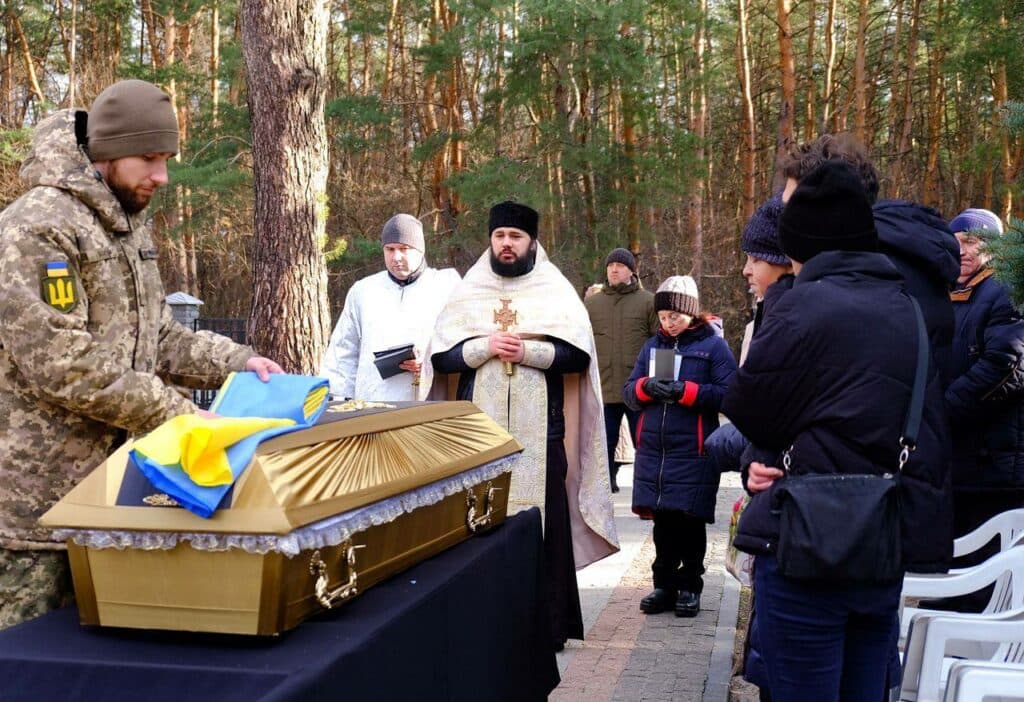 Дмитро Бонь повернувся на щиті 14 січня, повідомив Перший відділ Кременчуцького РТЦК та СП Горішньоплавнівський. Дмитро Бонь поліг у бою. Прощання відбулося у Горішніх Плавнях.