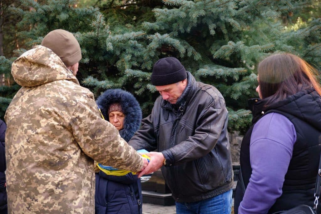 Дмитро Бонь повернувся на щиті 14 січня, повідомив Перший відділ Кременчуцького РТЦК та СП Горішньоплавнівський. Дмитро Бонь поліг у бою. Прощання відбулося у Горішніх Плавнях.