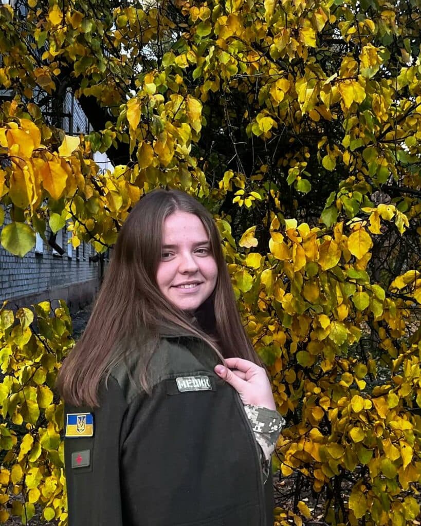 Дарʼя Коханівська долучилася до захисту України як медикиня. Вона – донька загиблої в «Амсторі» Лариси Коханівської.