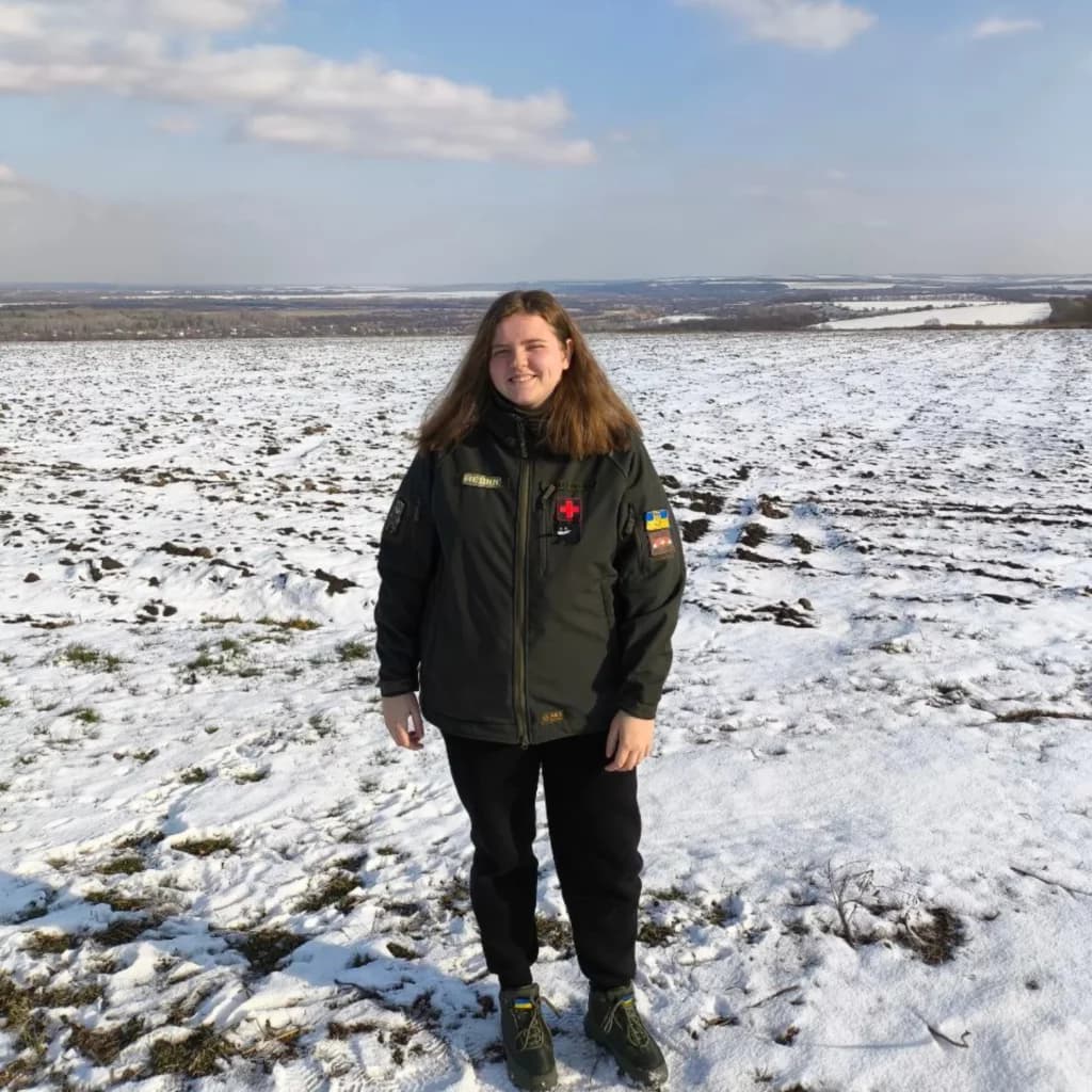 Дарʼя Коханівська долучилася до захисту України як медикиня. Вона – донька загиблої в «Амсторі» Лариси Коханівської.