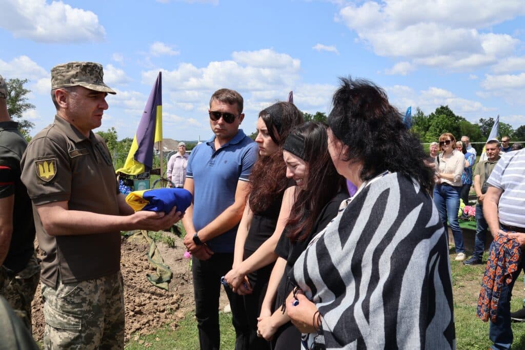 Олександр Ковальчук на щиті, повідомила Лохвицька міська рада 16 червня. Воїна зустріли живим коридором памʼяті родина та небайдужі земляки.