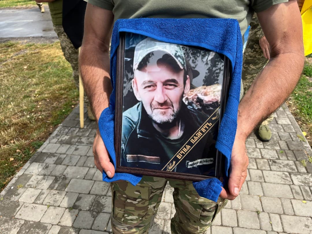 Воїн тримає портрет полеглого