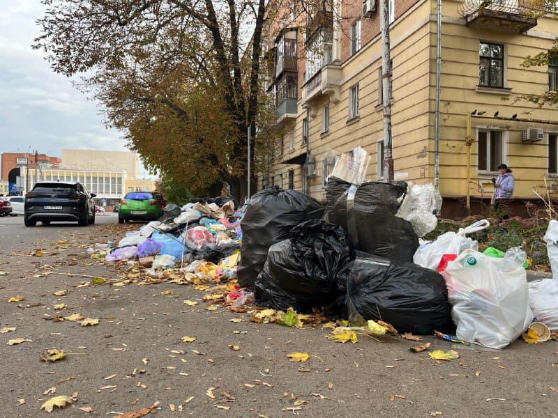 Стихійне звалище на вул. УПА Фото – КАТП-1628