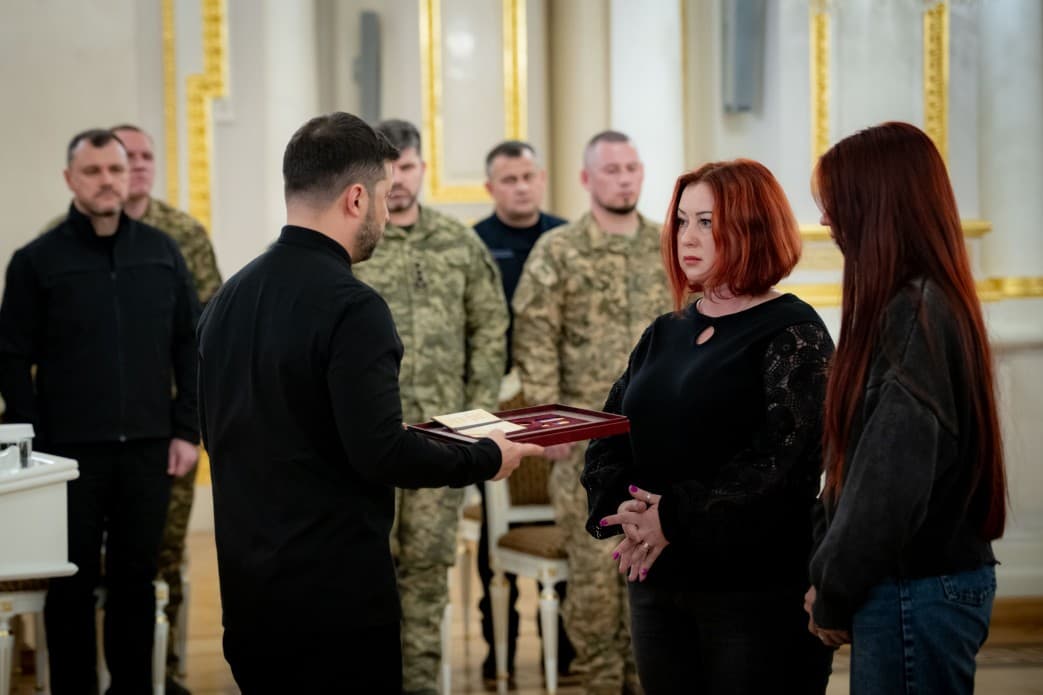 Вручення відзнаки родині полеглого захисника