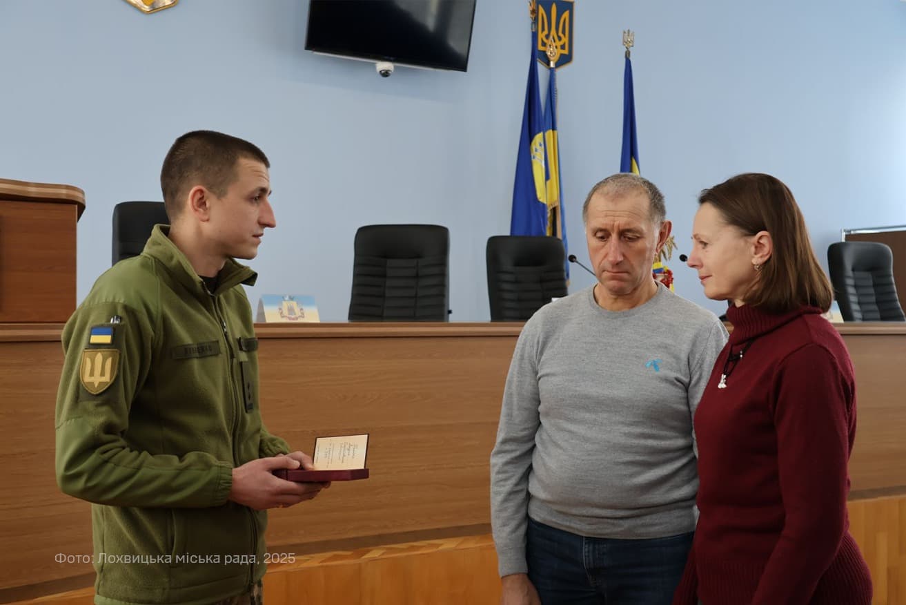 Батьки отримують орден сина